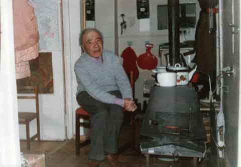 Viktor Hambardzumyan in a modest domestic setting. The image reflects the simplicity of his personal life alongside his international scientific achievements.