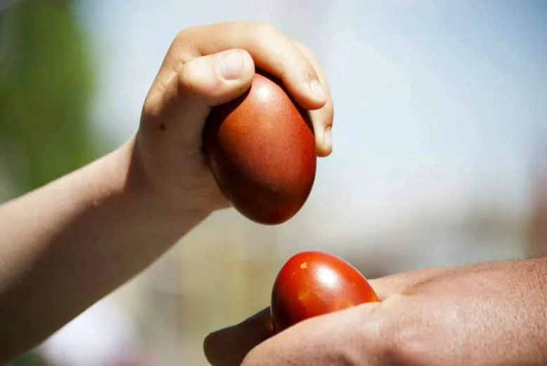 Armenian Easter eggs fighting